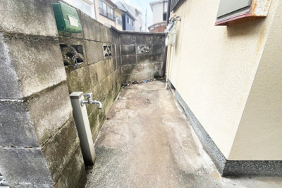 【外観】 | 右京区梅津罧原町　中古戸建 | 屋外には立水栓があるので外で手が汚れてもすぐに洗うことができとても便利ですね。