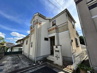 【外観】 | 会話が弾むリビング、料理が愉しくなるキッチン、明日への活力を養うベッドルーム。家はただ生活する場ではなく、暮らしを愉しく、快適にする場所。四季を通じて自然と触れ合えるスポットが周辺には盛りだくさん！！