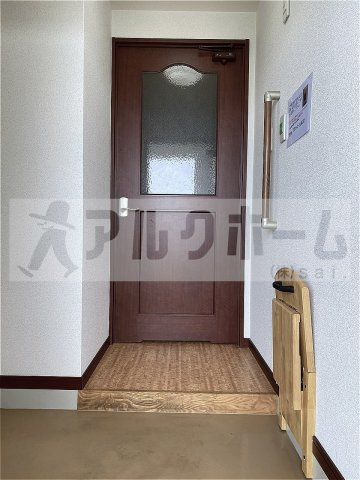 リラスクエア八尾宮町の玄関