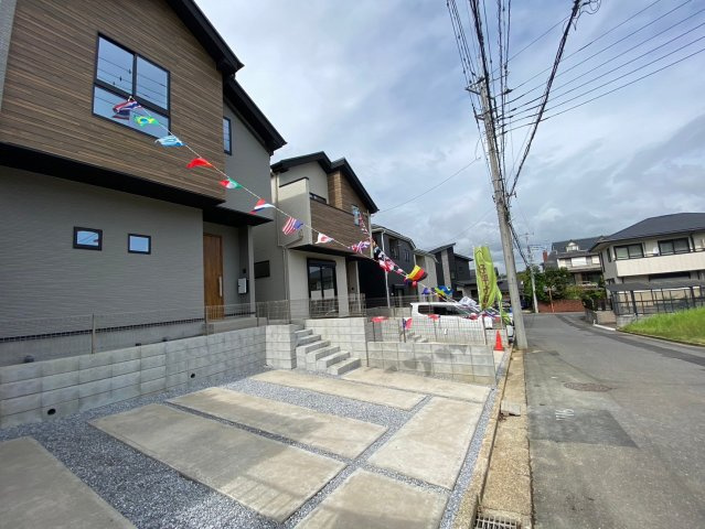 成田市吾妻２期　２号棟　新築戸建て　全2棟の前面道路含む現地写真