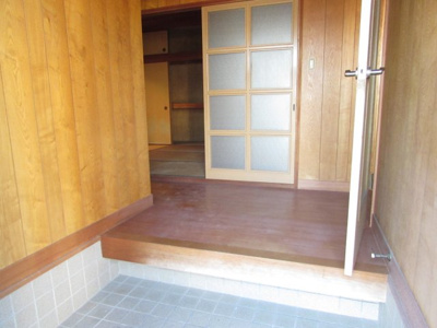 【収納】 | 洲本市由良一丁目一戸建 | 玄関写真です。（令和６年１０月撮影）