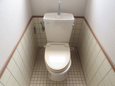 【トイレ】 | 洲本市由良一丁目一戸建 | トイレの写真です。（令和６年１０月撮影）