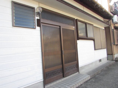 【前面道路含む現地写真】 | 洲本市由良一丁目一戸建 | 玄関写真です。（令和６年１０月撮影）