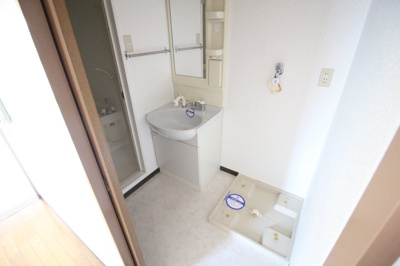 【独立洗面台】 | イーストコーストヴィラ | シャンプードレッサー付洗面台と洗濯パン