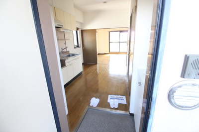 【玄関】 | イーストコーストヴィラ | 玄関横にシューズボックスがあります。