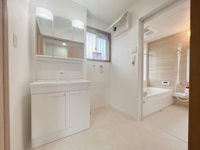 【独立洗面台】 | 古賀市舞の里5丁目　戸建 | 脱衣所として十分なスペースを確保。白でまとまった清潔感あふれる空間です。