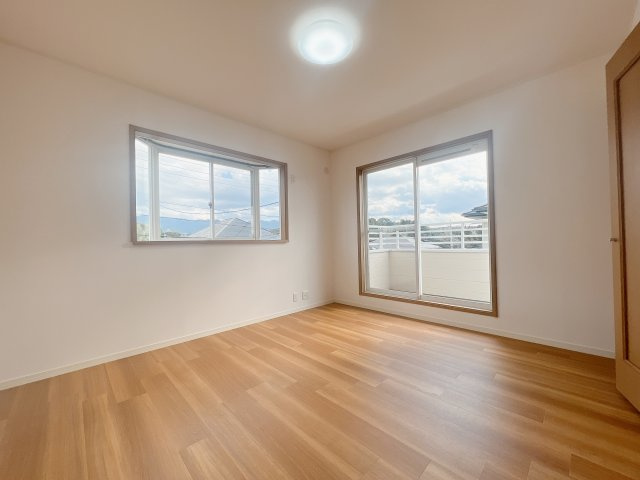 【洋室】 | 古賀市舞の里5丁目　戸建 | たとえ。小さかろうとやっぱり窓のある・なしは大きく違うもの。あるんです。窓。差し込む光はちゃんと朝を教えてくれるみたいです。