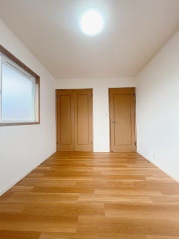 【洋室】 | 古賀市舞の里5丁目　戸建 | 一人ひとり快適な空間は違うからこそ、家具の配置もアレンジしやすいシンプルなデザインに。