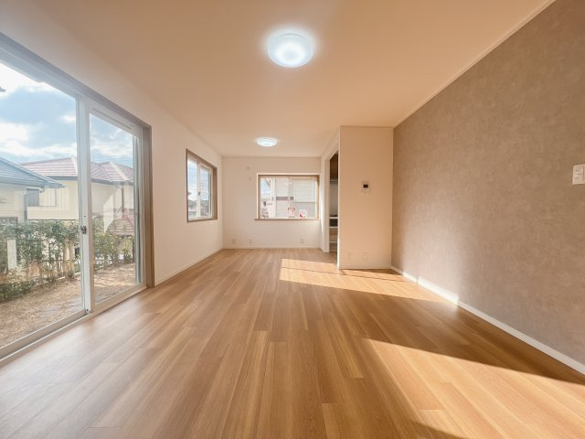 【居間・リビング】 | 古賀市舞の里5丁目　戸建 | ゆっくりくつろげるLDKは大きな窓からたっぷりの日差しが取り込める心地の良い空間。日中は明かりが無くても過ごせます。