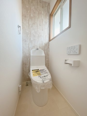 【トイレ】 | 古賀市舞の里5丁目　戸建 | 手洗い一体型のトイレは節水効果があり、環境にもお財布にも優しい人気のタイプです。もちろんウォシュレット機能も完備しています。