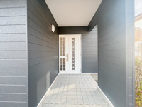 【玄関】 | 古賀市舞の里5丁目　戸建 | 塀に囲まれて「我が城」って感じは、マンションには、なかなか出せません(＾＾)落ち着いた素敵な生活が送れそうです♪