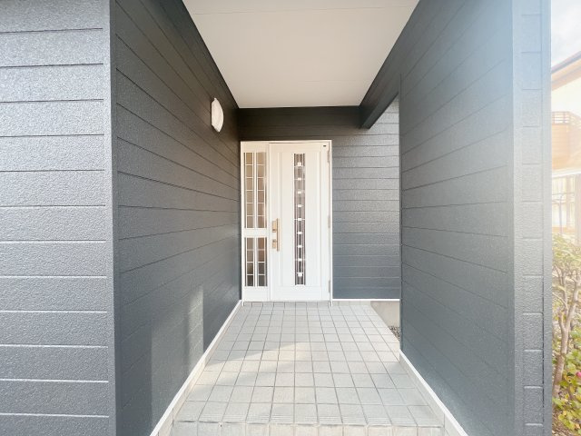 【玄関】 | 古賀市舞の里5丁目　戸建 | 塀に囲まれて「我が城」って感じは、マンションには、なかなか出せません(＾＾)落ち着いた素敵な生活が送れそうです♪