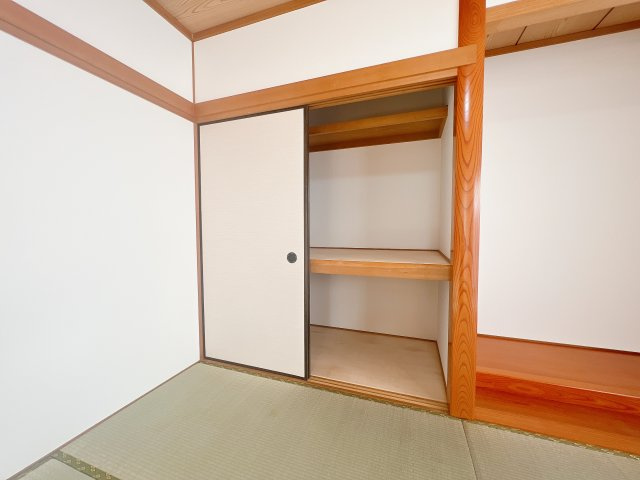 【和室】 | 古賀市舞の里5丁目　戸建 | 和室の収納もたっぷり。来客用のお布団も３組置いてもまだまだ余裕があります。