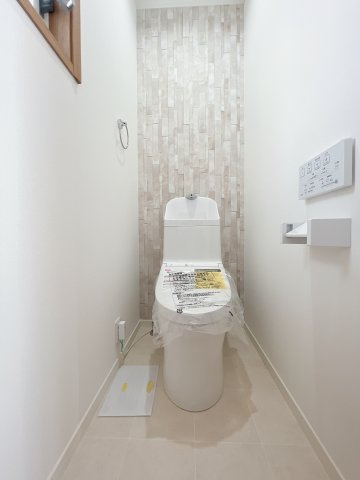 【トイレ】 | 古賀市舞の里5丁目　戸建 | トイレはただトイレではなく、人によっては読書の場所であったり、一人になれる空間かもしれません。だから快適さと落ち着く雰囲気も必要です！もちろん、トイレの基本性能は全て揃っています。