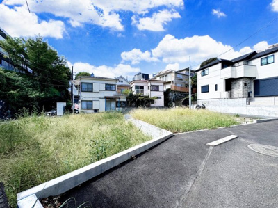 【外観】 | ◇桜ヶ丘２丁目　新築戸建て　１号棟◇ | ◆一戸建てを中心とした街並みが整然と続き、周辺は高い建物が建っていないので、緑の多い閑静な趣を感じる環境です。街並みや周辺環境も重要なポイントです！！