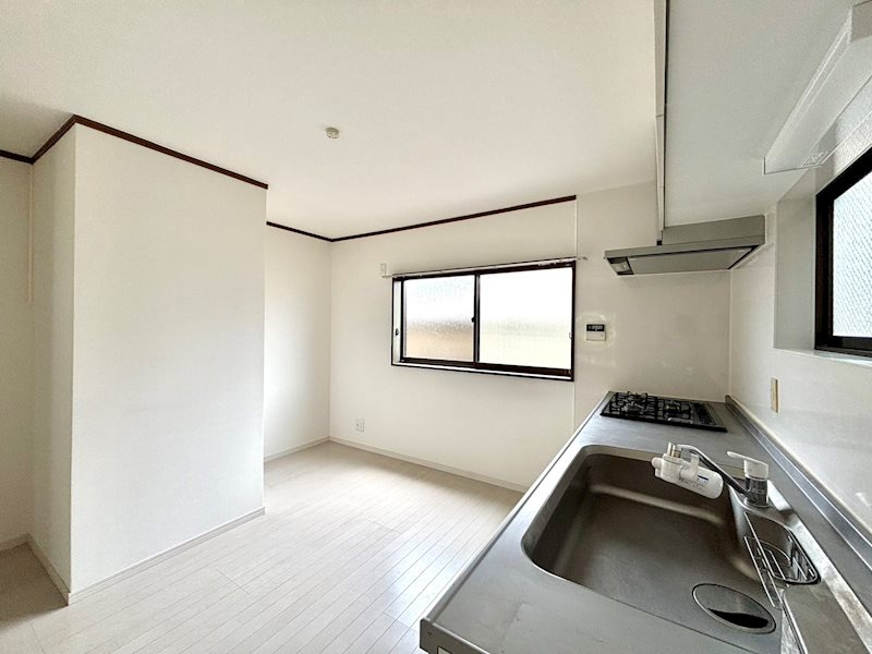 神戸市灘区寺口町戸建のキッチン|◆キッチン周りです。南東側の窓は採光良好で明るく照らしてくれます。