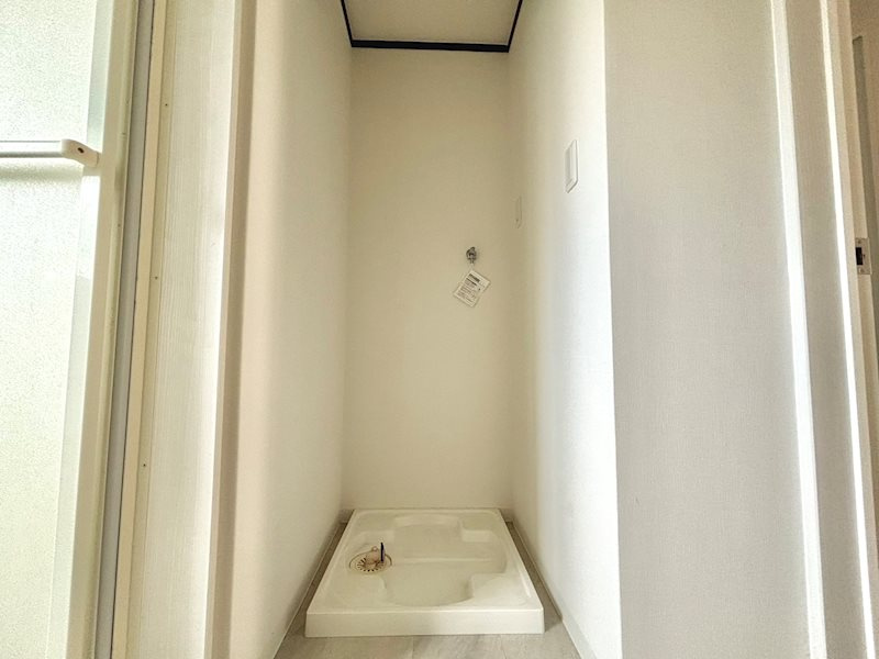 神戸市灘区寺口町戸建のランドリースペース|◆洗濯機置き場です。分厚い壁で覆われています！