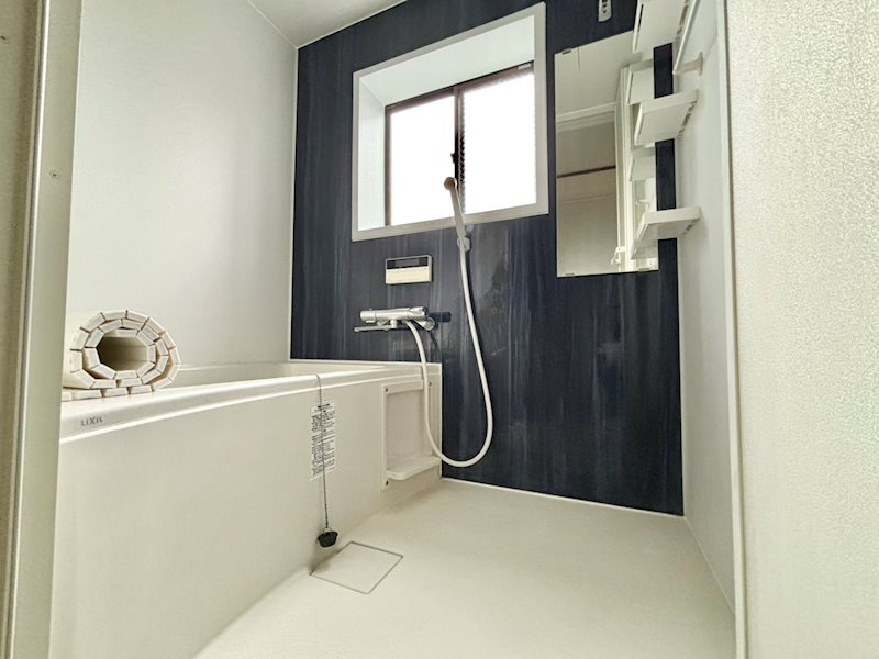 神戸市灘区寺口町戸建の浴室|◆浴室は落ち着いた印象で、清潔な空間となっています。一日の疲れが癒される場所としてご活用ください。