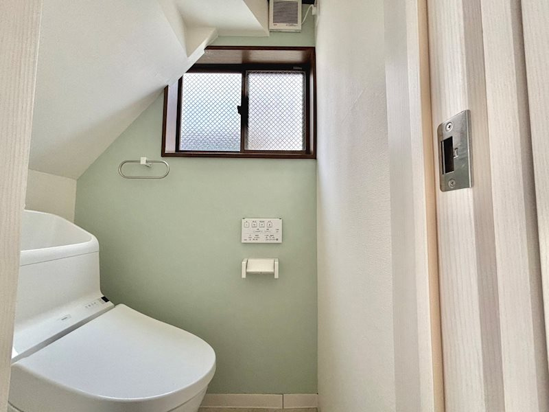 神戸市灘区寺口町戸建のトイレ|◆トイレはシンプルで落ち着いた造りです。