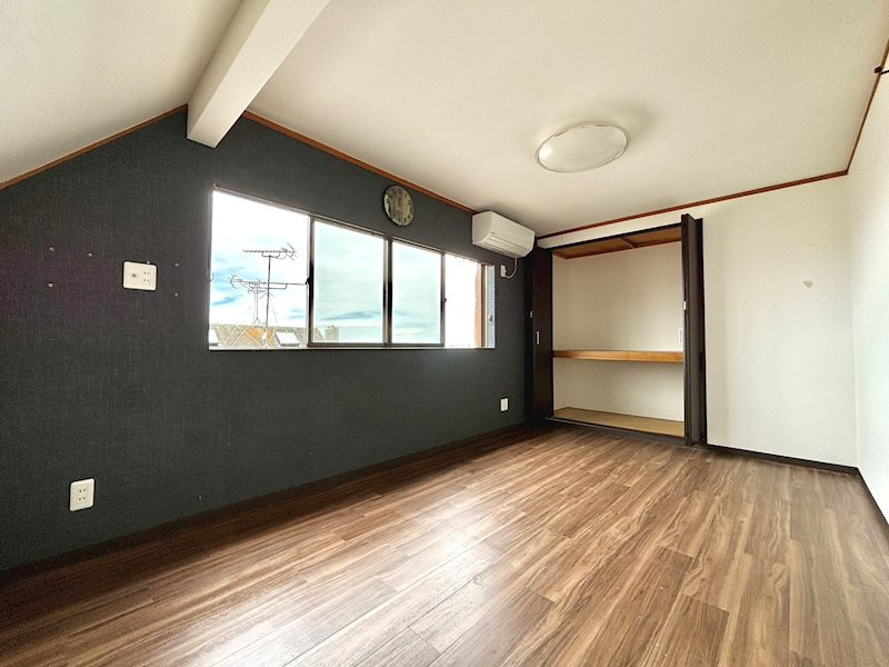 神戸市灘区寺口町戸建の洋室|◆約6.7帖の洋室は窓からの眺望、採光良好です！クローゼット付きで安心です。