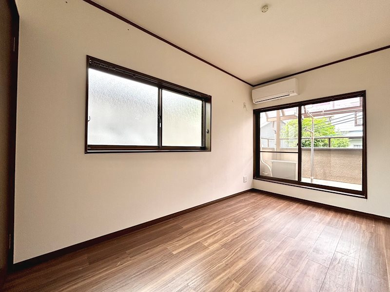 神戸市灘区寺口町戸建の洋室|◆約4.4帖の洋室です。大きな窓があり涼しさの感じるお部屋となっております！