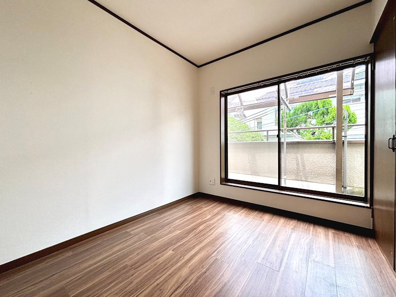 神戸市灘区寺口町戸建のその他|◆約3.3帖の納戸です。バルコニー側の窓が広いので開放感のある造りとなっています。