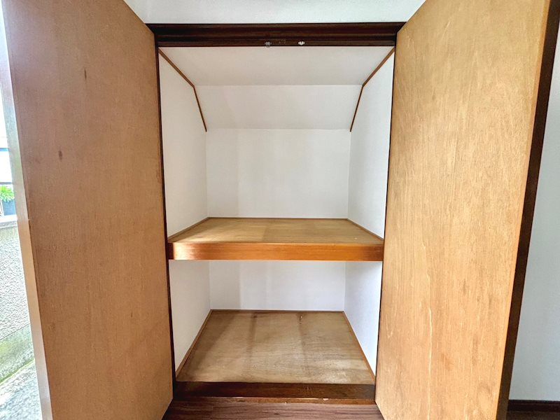 神戸市灘区寺口町戸建の収納|◆約3.3帖の納戸の押入です。大き目の２段構造で安心です！