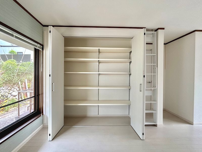神戸市灘区寺口町戸建の収納|◆クローゼットの棚はアジャスタブルタイプですので、お好きにご調整ください。