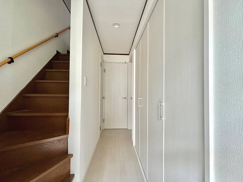 神戸市灘区寺口町戸建の収納|◆2F廊下部分です。大きなクローゼットがあります。