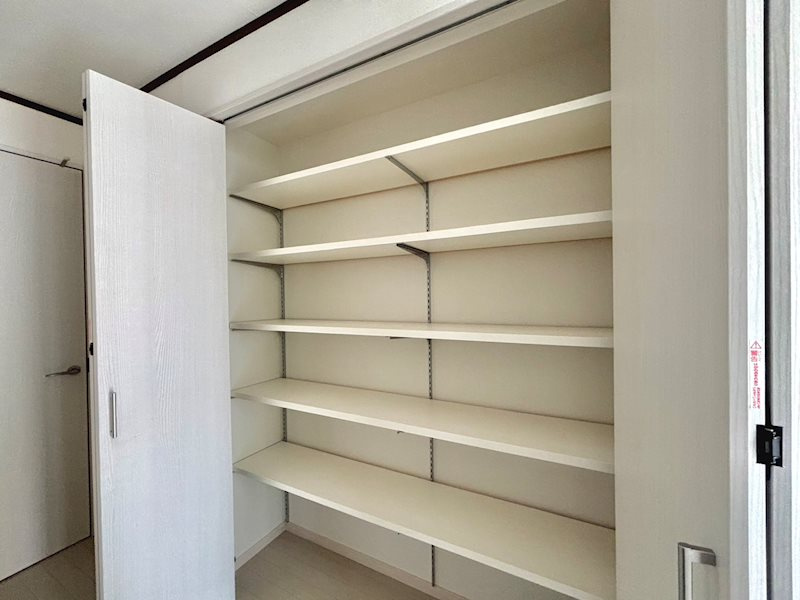 神戸市灘区寺口町戸建の収納|◆2階廊下のクローゼットです。アジャスタブルタイプでお好きに調整できます。