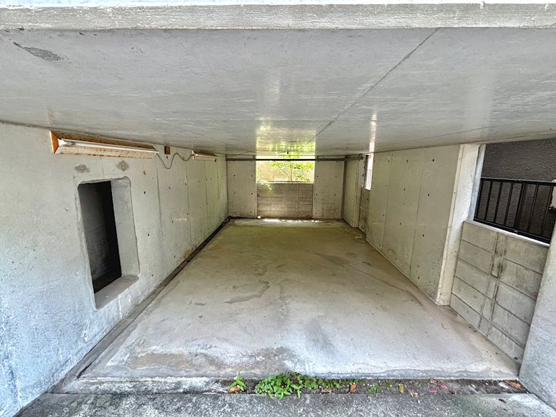 神戸市灘区寺口町戸建の駐車場|◆車庫入口は高さ約１５５ｃｍ、横幅３２０ｃｍ。コンセント付きです。横に小さいスペースがあります。