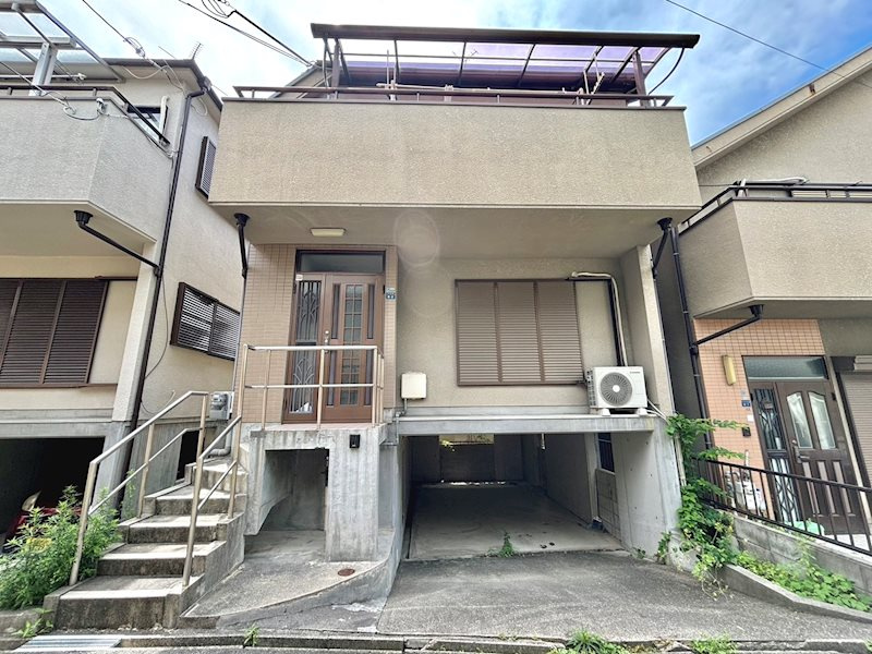 神戸市灘区寺口町戸建の外観|◆1階部分はコンクリート造りの車庫となっております。