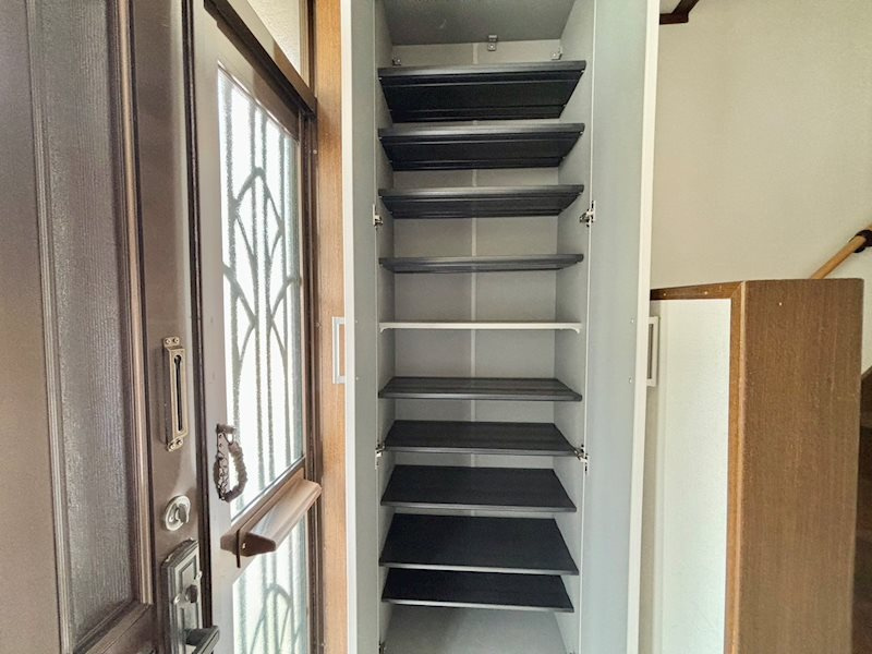 神戸市灘区寺口町戸建の収納|◆玄関の収納棚です。たくさん靴を収納できる造りです。