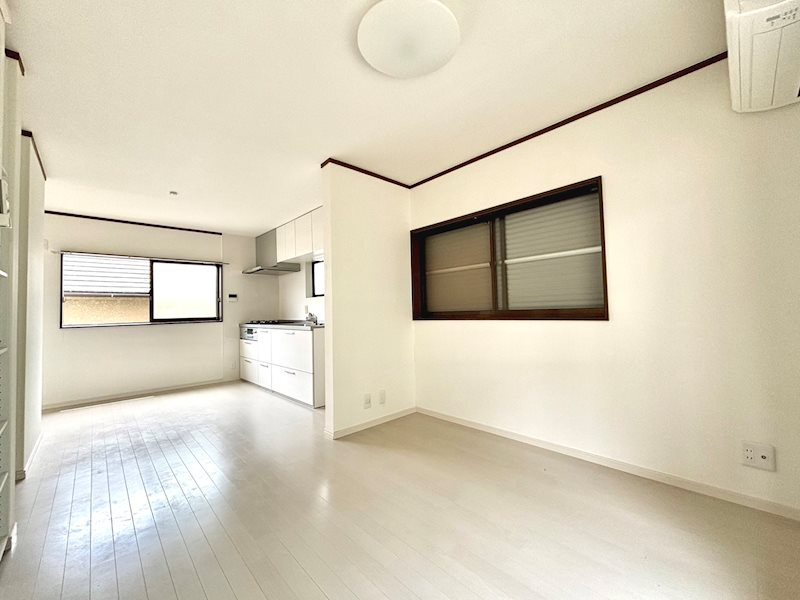 神戸市灘区寺口町戸建の居間・リビング|◆リビングは各方面に窓があって風通しが良い設計です。