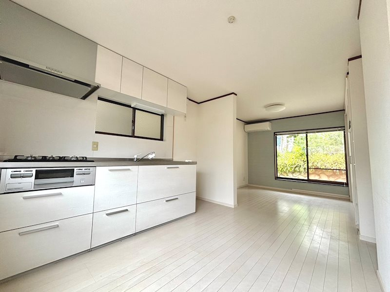 神戸市灘区寺口町戸建の居間・リビング|◆リビングは白を基調としていて涼しいイメージを与えてくれます。奥行きを感じる造りで開放感もあります！