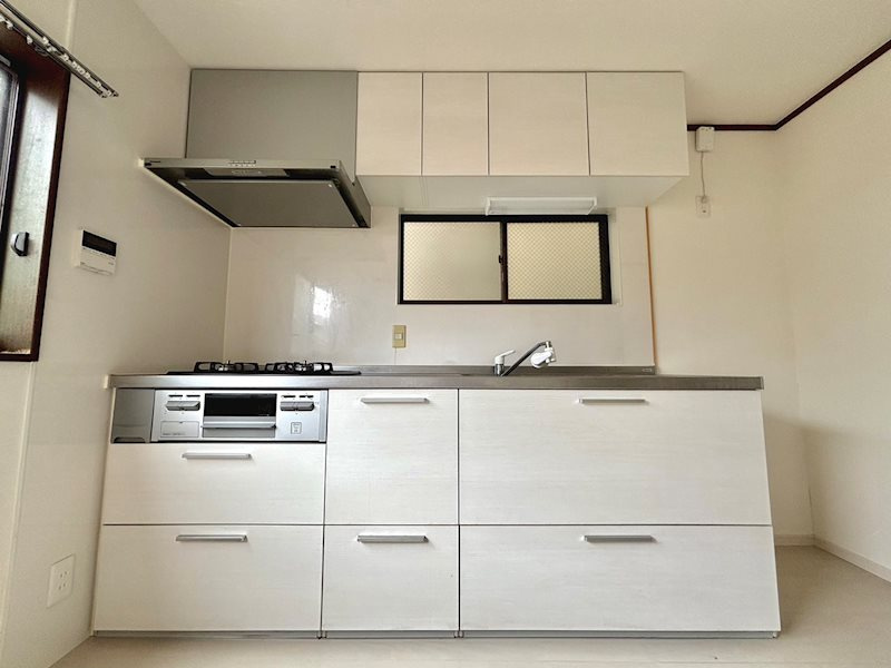 神戸市灘区寺口町戸建のキッチン|◆キッチンは収納に困らず、料理がはかどりそうです！