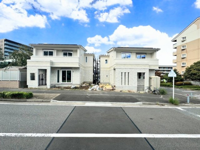 【前面道路含む現地写真】 | ◆横浜市緑区十日市場町新築A号棟◆ | ◆堂々たる趣ながら、主張し過ぎずどこか余裕を感じさせるシャープなフォルムで佇む邸宅は、晴天の空と照らし合わせる事で、本来あるべき完成形の姿を見せてくれます。