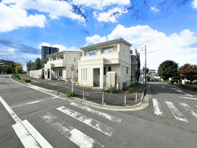 【前面道路含む現地写真】 | ◆横浜市緑区十日市場町新築A号棟◆ | ◆前面道路も幅員があり車の運転も安心！前面道路は閑静な住宅地。車通りの少ない道路です。お子様にも安心です。