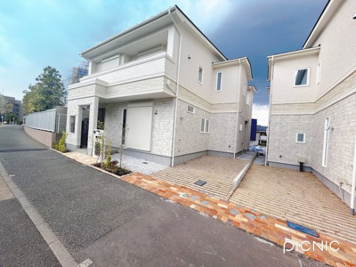 【外観】 | ◆横浜市緑区十日市場町新築A号棟◆ | ◆一戸建てを中心とした街並みが整然と続き、周辺は高い建物が建っていないので、緑の多い閑静な趣を感じる環境です。街並みや周辺環境も重要なポイントです！！