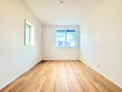 【洋室】 | ◆横浜市緑区十日市場町新築D号棟◆ | ◆気持ちの良い風が室内へ入り込む居室。家具を配置しても広々ご利用いただけます！！