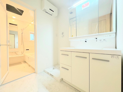 【独立洗面台】 | ◆横浜市緑区十日市場町新築D号棟◆ | ◆毎日使う場所だから、機能的で使いやすさに配慮したパウダールーム。すっきりと使えるように収納も豊富にご用意しています。