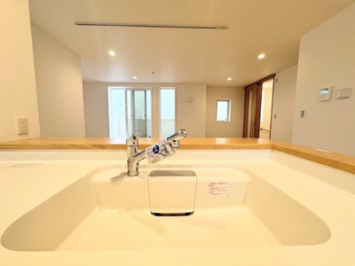 【居間・リビング】 | ◆横浜市緑区十日市場町新築D号棟◆ | ◆浄水器一体型なのでシンクまわりがスッキリ！ハンドシャワー付きで便利。