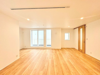 【居間・リビング】 | ◆横浜市緑区十日市場町新築D号棟◆ | ◆一家だんらんのスペースとなるＬＤＫ。窓から明るい光が差し込み、思わず家族の会話も弾む快適な空間。