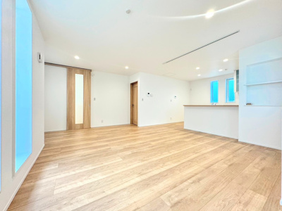 【居間・リビング】 | ◆横浜市緑区十日市場町新築D号棟◆ | ◆21帖超えの開放的なリビング。南向きの大きな窓から明るい光が差し込み、明るく気持ちの良い空間。家族が自然と集まるリビングです。