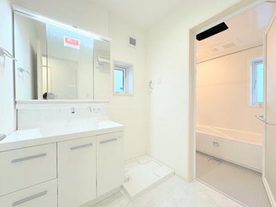 【独立洗面台】 | ◆横浜市緑区十日市場町新築C号棟◆ | ◆毎日使う場所だから、機能的で使いやすさに配慮したパウダールーム。すっきりと使えるように収納も豊富にご用意しています。