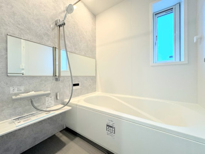 【浴室】 | ◆横浜市緑区十日市場町新築C号棟◆ | ◆お子様と一緒にバスタイムを楽しめる広々空間。浴室乾燥機付で心地よいバスタイムを実現します。