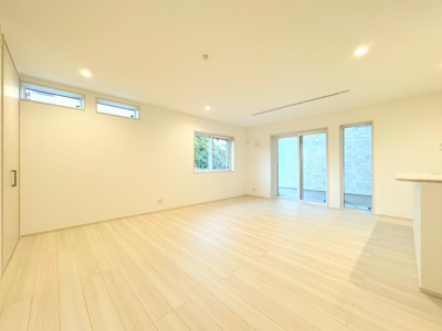 【居間・リビング】 | ◆横浜市緑区十日市場町新築C号棟◆ | ◆広々としたリビング・ダイニングは、シックでモダンな内装。落ち着いた雰囲気に包まれて、伸びやかな空間のなかで、ゆったりと家族団らんのひとときを過ごせます。