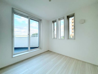 【洋室】 | ◆横浜市緑区十日市場町新築C号棟◆ | ◆柔らかい陽光が差し込む明るいお部屋を演出する設計。彩光の取れる窓が気持ちの良いお部屋を創り上げます。