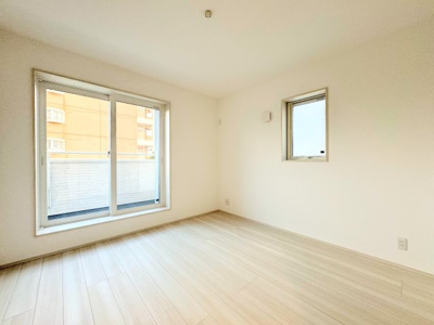 【洋室】 | ◆横浜市緑区十日市場町新築C号棟◆ | ◆室内はいつも明るい印象なので気持ちの良い朝を迎えられます。各部屋にはクローゼットを完備しており、収納が多いお家はすっきりして快適空間です。