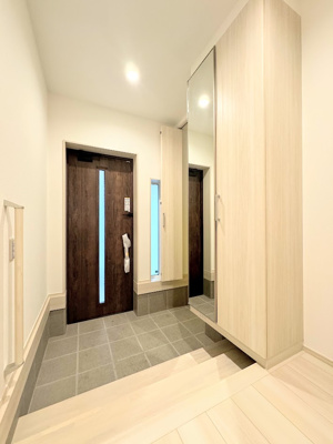 【玄関】 | ◆横浜市緑区十日市場町新築C号棟◆ | ◆明るい玄関です！散らかりやすい玄関もスッキリする大容量のシューズボックス付き。